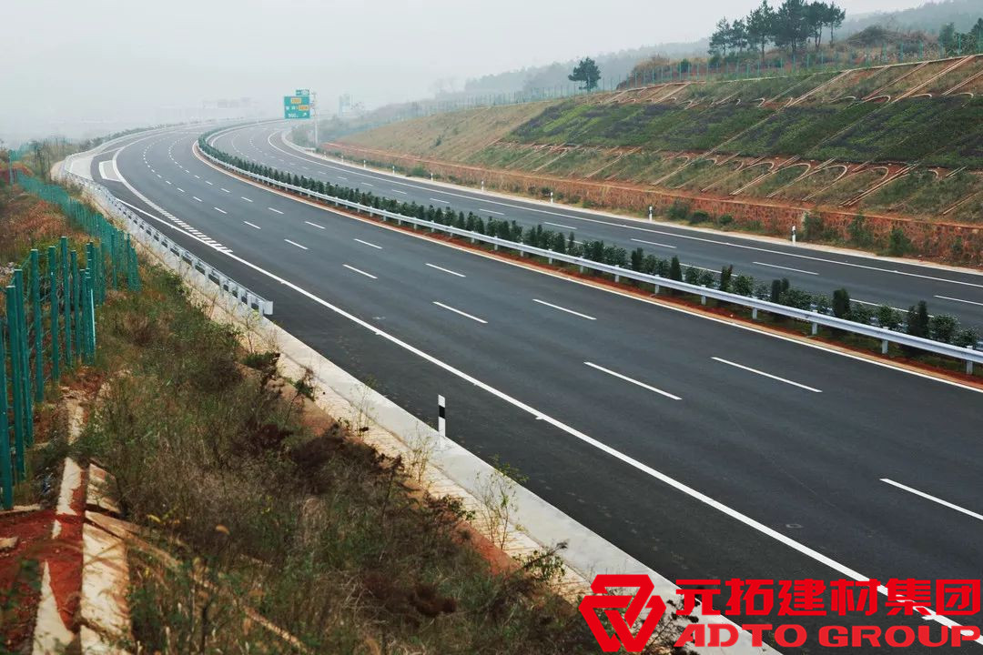 高速公路護欄用的是什么材料安的？